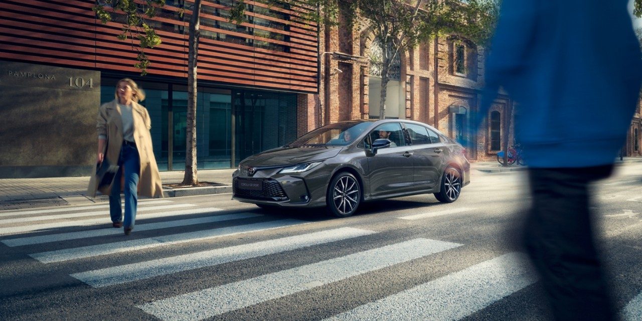 Toyota Corolla: 1.8 vs 2.0 Hybrid