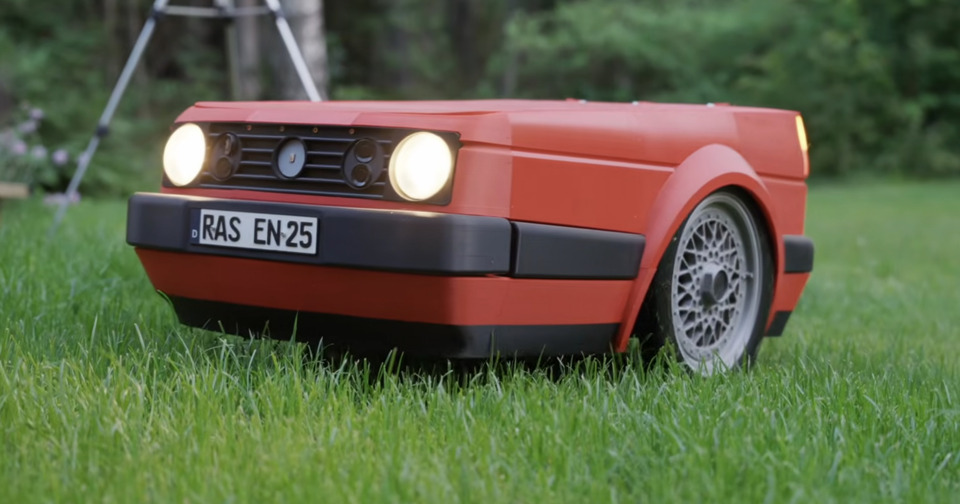 Golf II GTI: Αυτόνομη ρομπότ‑χλοοκοπτική με 3D αμάξωμα — η VW το προσέχει